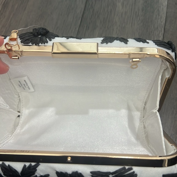 Kelly & Katie gold hardware crocheted like floral evening/daytime clutch purse - Picture 6 of 10